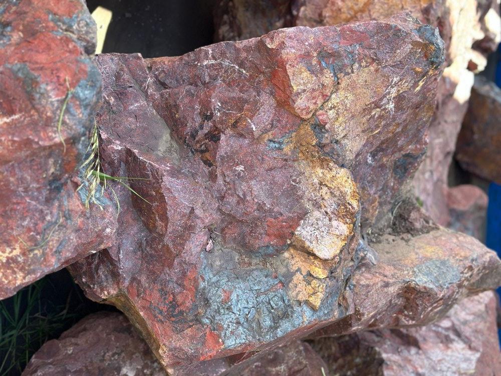 Камни для ландшафтного дизайна красно-фиолетовые 10-60 килограмм купить в Владикавказе