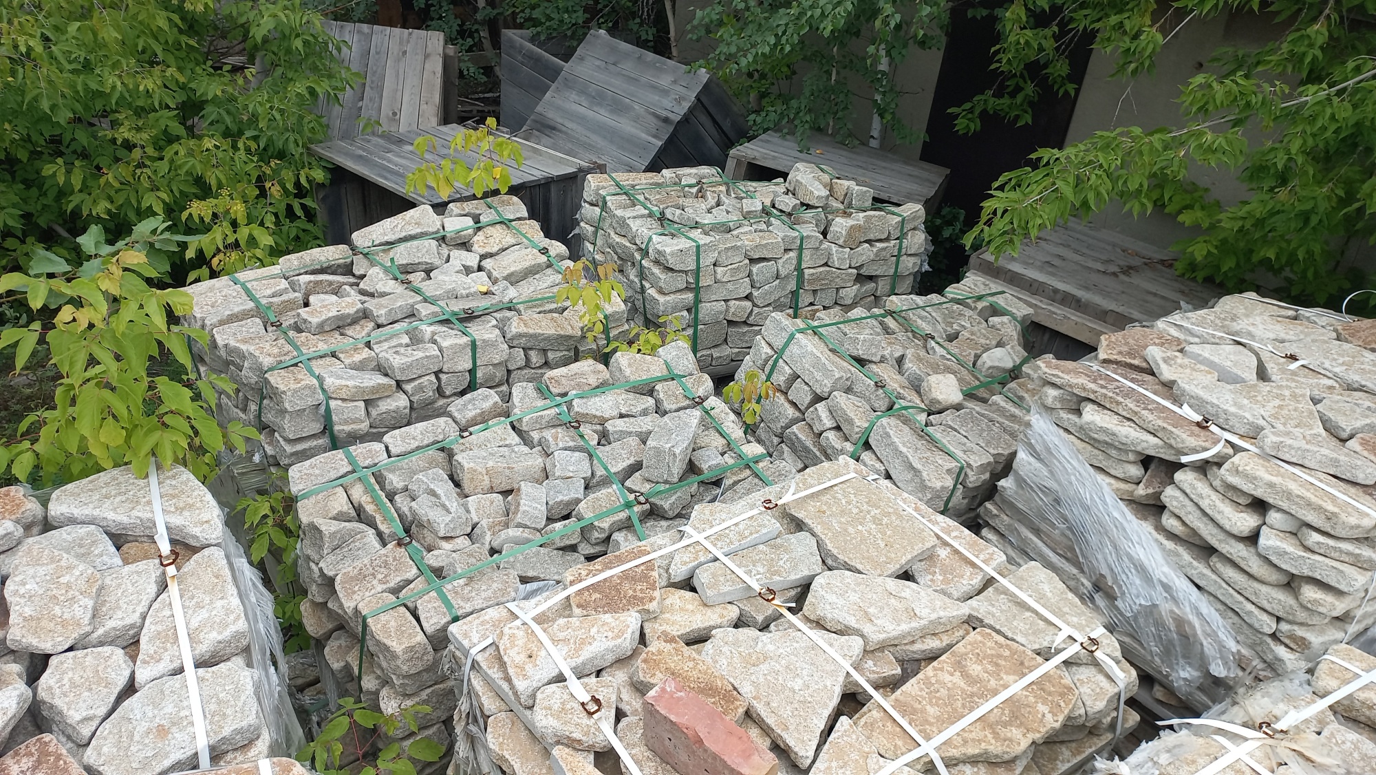 Плитняк галтованный гранитный для ландшафтного дизайна купить в Владикавказе