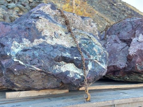 Огромные красно-фиолетовые валуны для ландшафтного дизайна весом более 5 тонн купить в Владикавказе