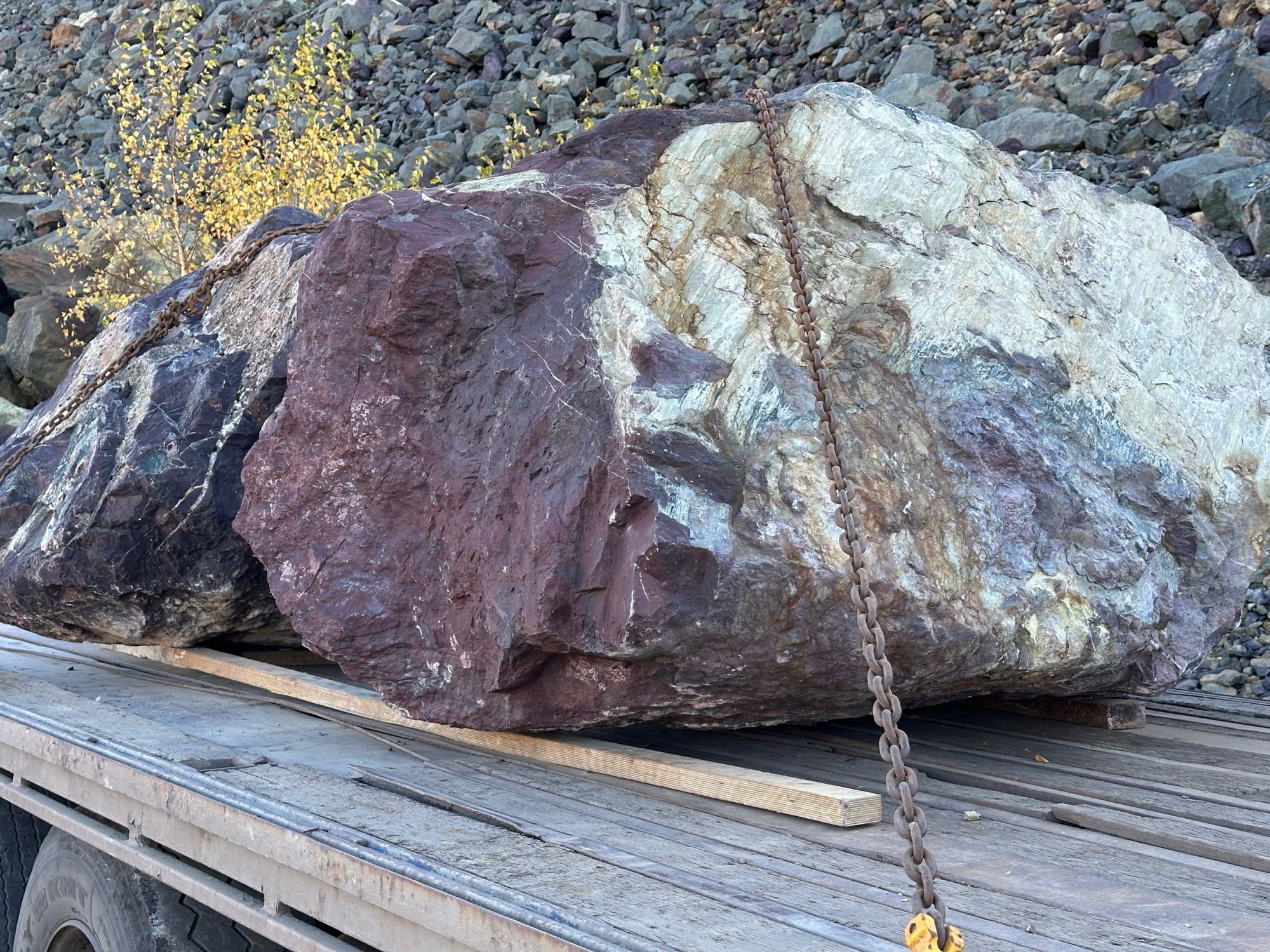 Огромные красно-фиолетовые валуны для ландшафтного дизайна весом более 5 тонн купить в Владикавказе