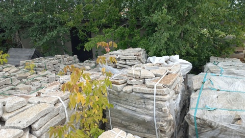 Плитняк галтованный гранитный для ландшафтного дизайна купить в Владикавказе