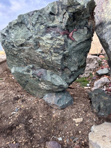 Гигантские зелёные валуны для ландшафтного дизайна весом более 5 тонн купить в Владикавказе