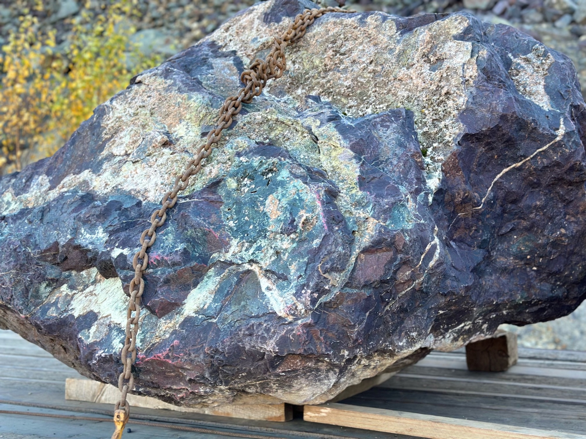 Огромные красно-фиолетовые валуны для ландшафтного дизайна весом более 5 тонн купить в Владикавказе