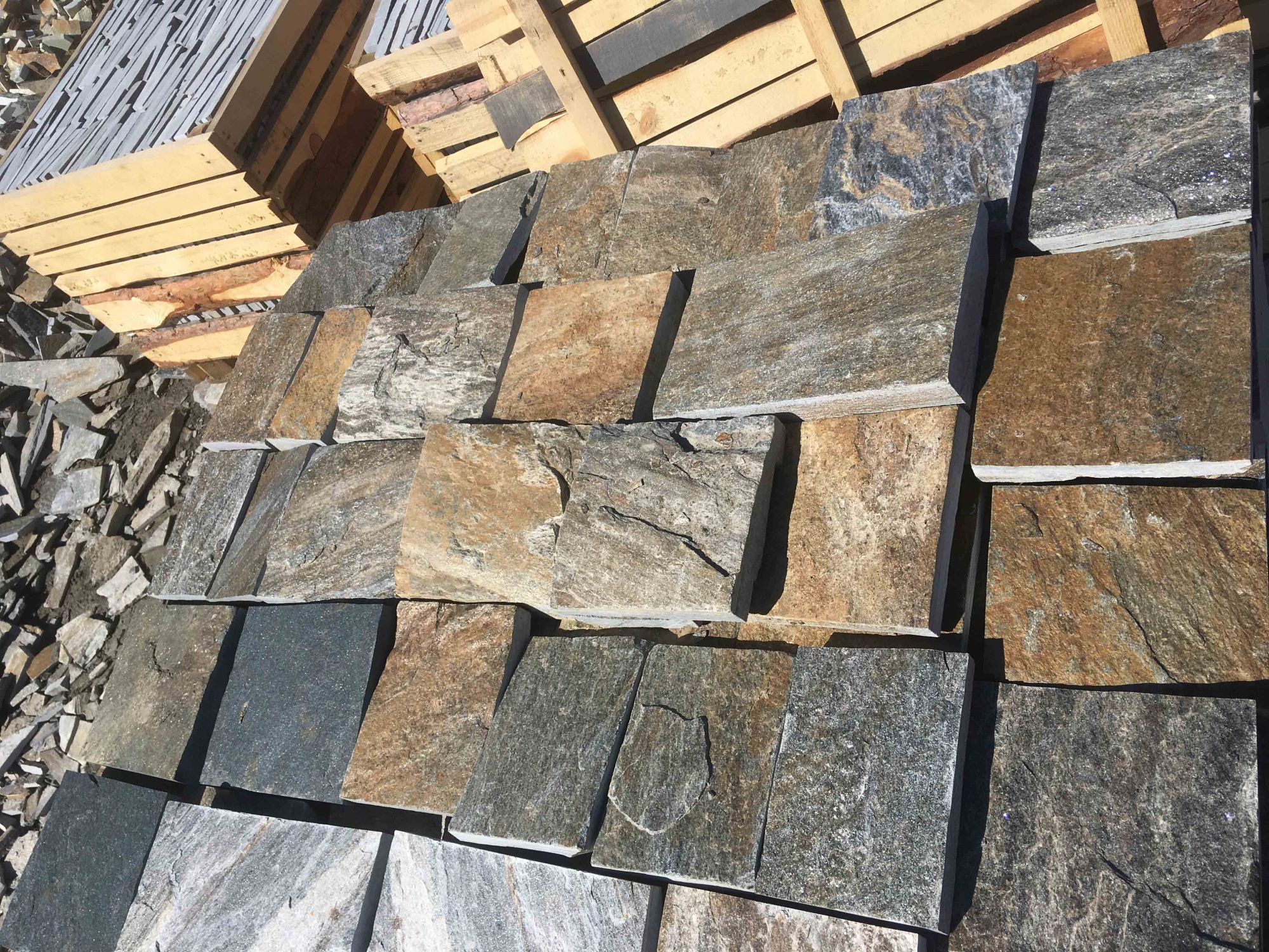 Плитка пилёная златолит Уральский для цоколя, отмостки купить в Владикавказе