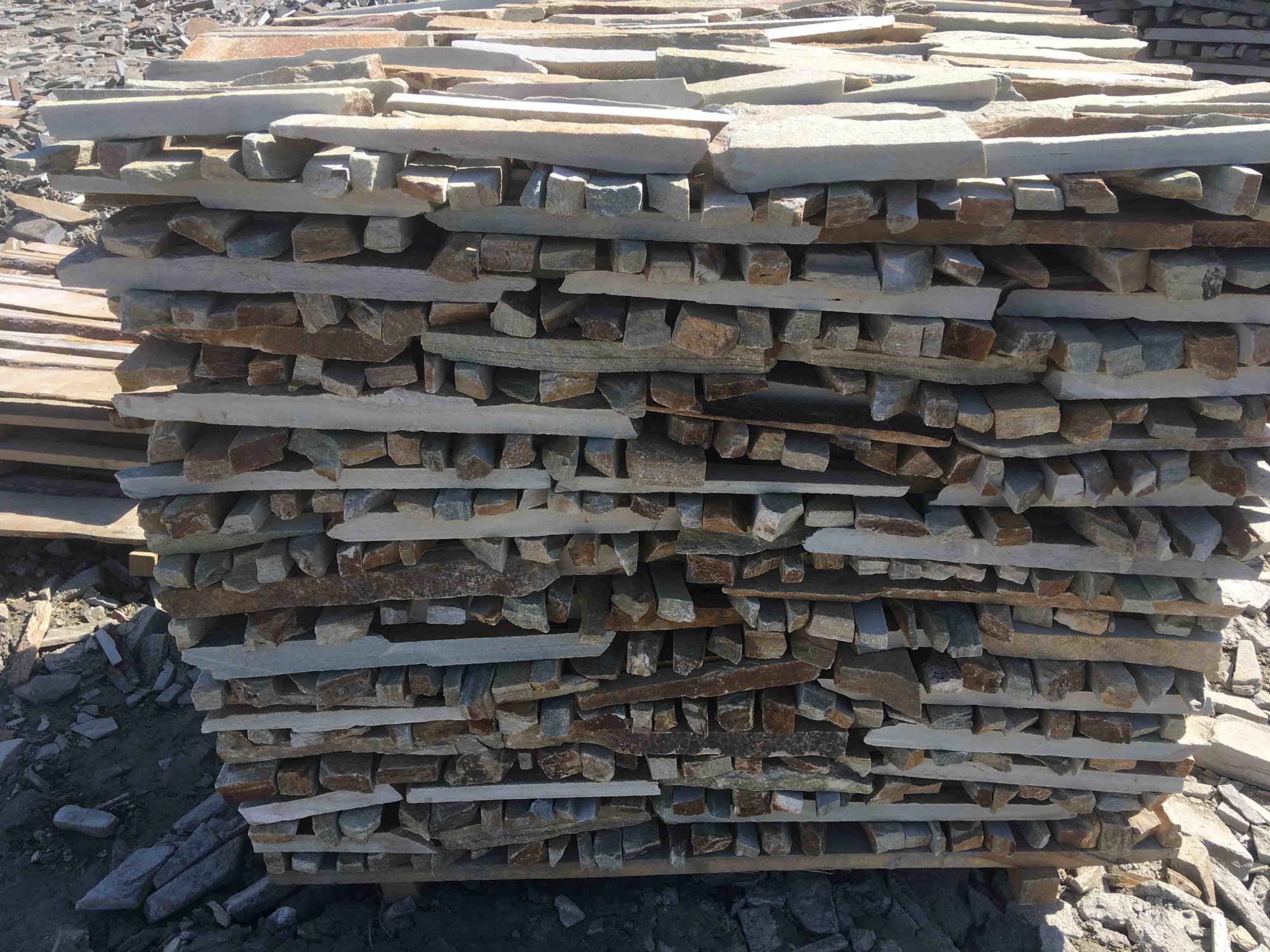 Горбушка златолит золотистый для облицовки купить в Владикавказе