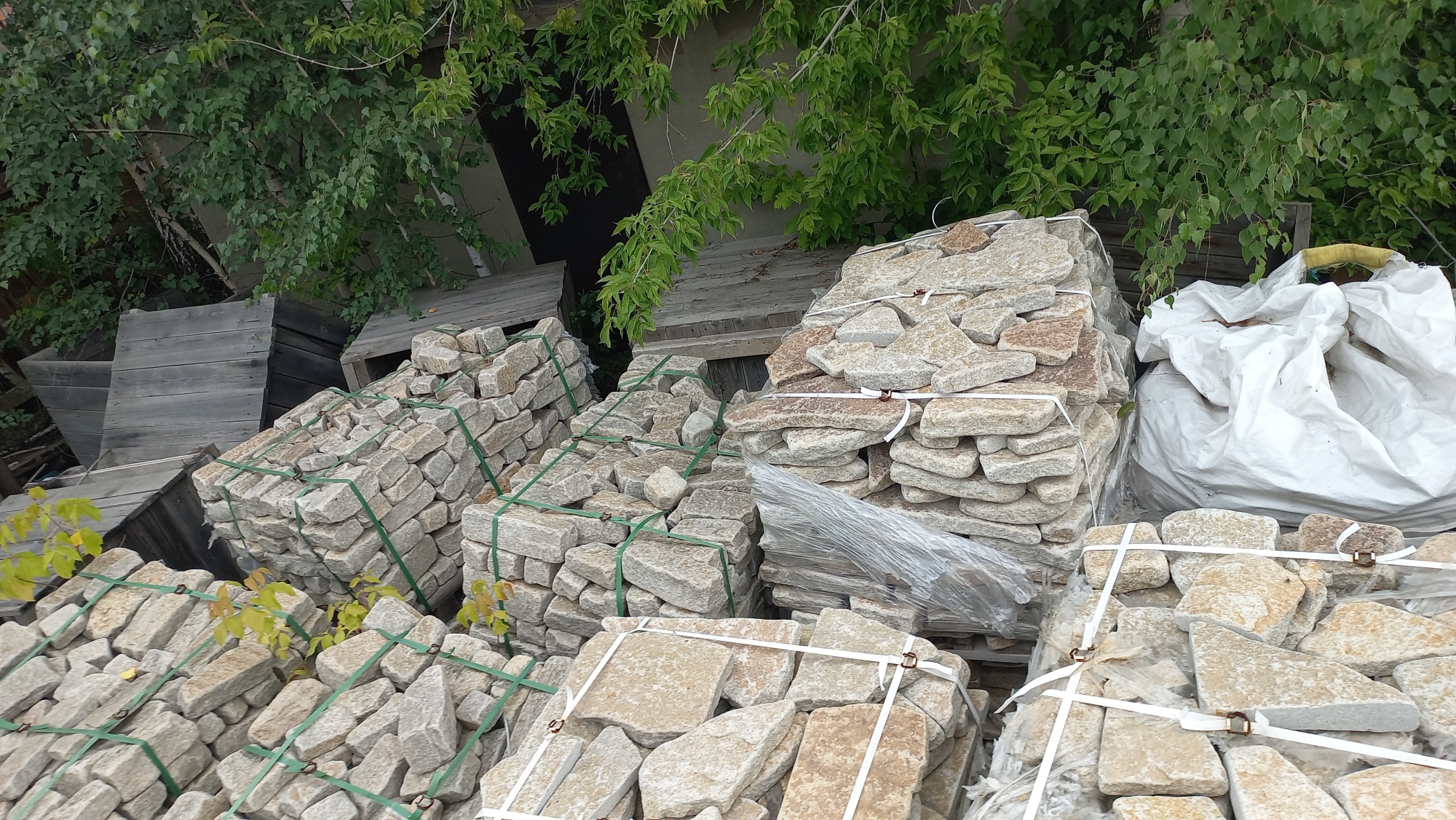 Плитняк гранитный галтованный купить в Владикавказе