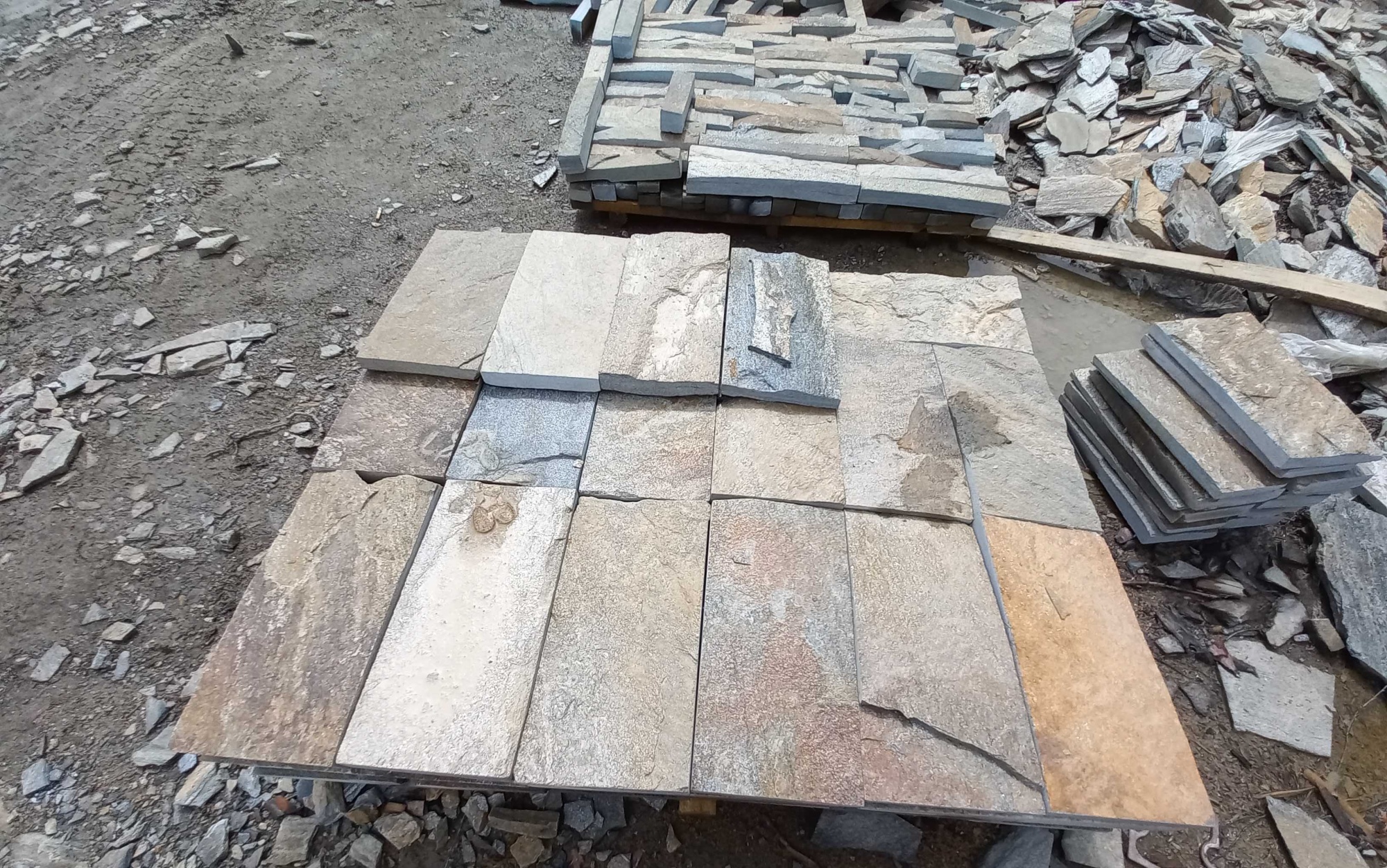 Плитка пилёная златолит Уральский для цоколя, отмостки купить в Владикавказе