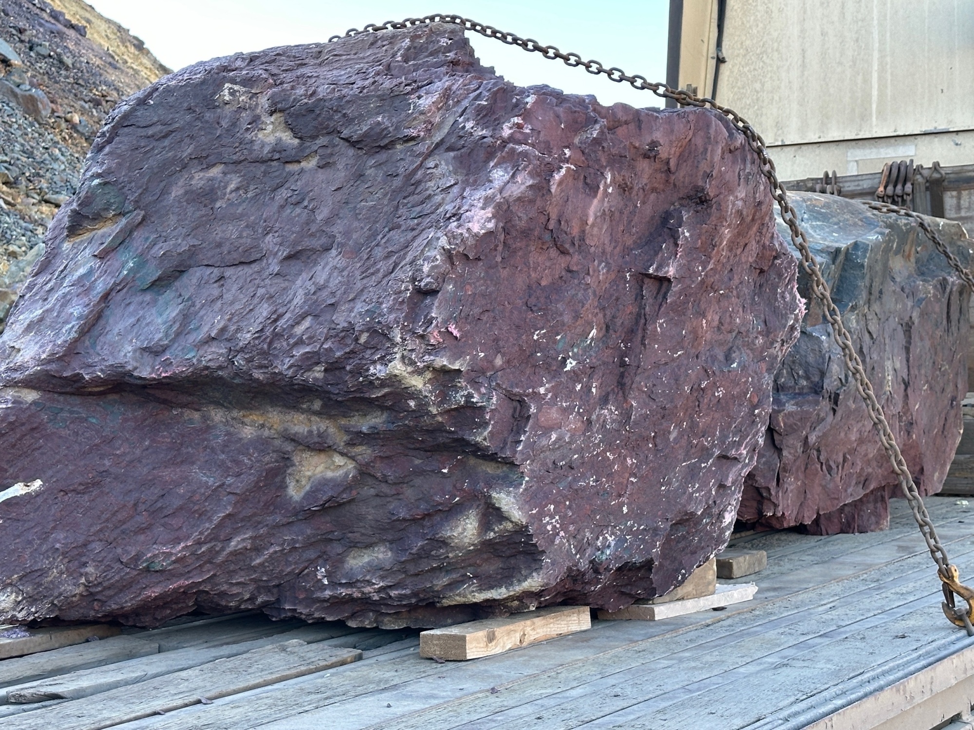 Огромные красно-фиолетовые валуны для ландшафтного дизайна весом более 5 тонн купить в Владикавказе