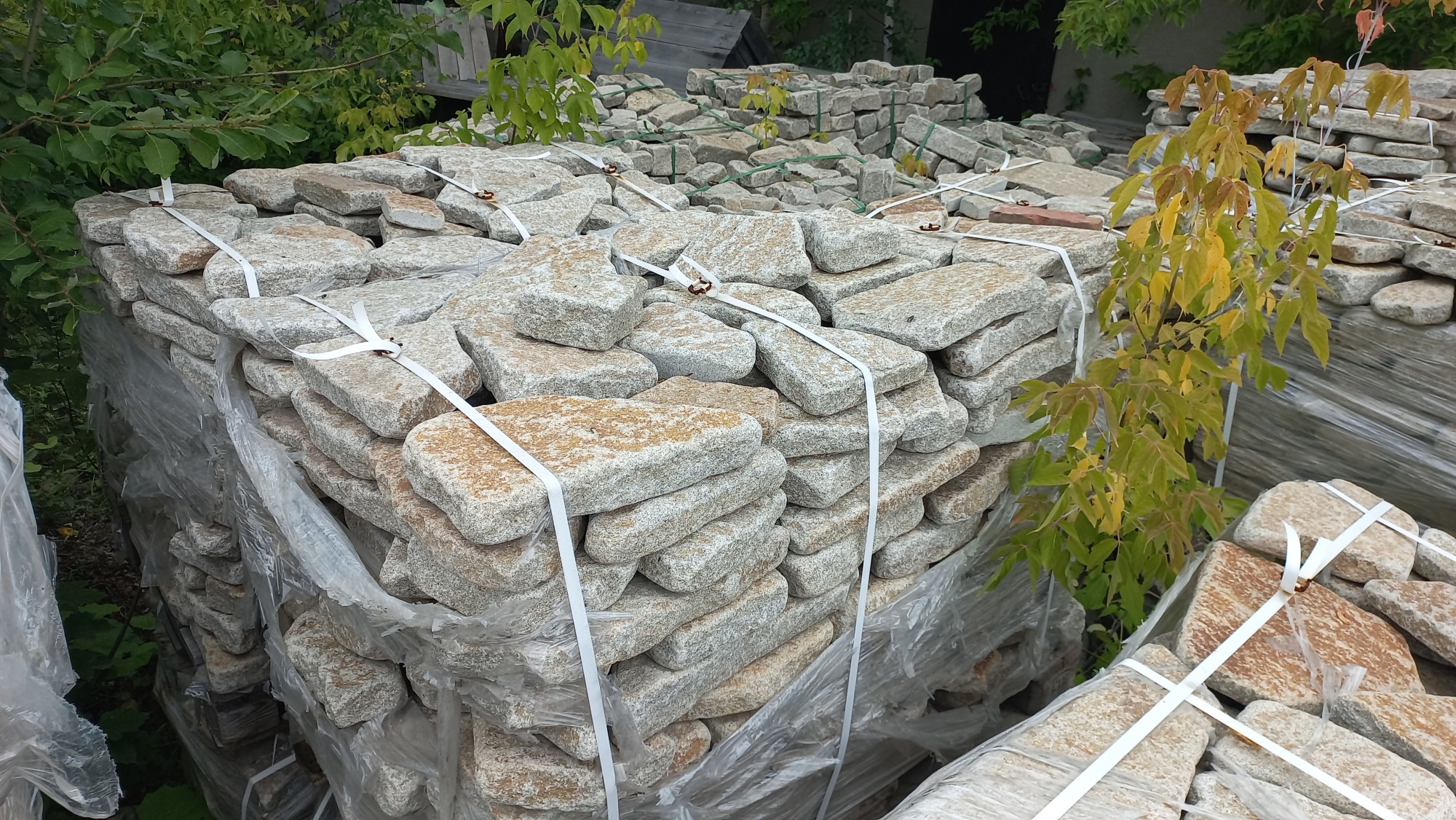 Плитняк галтованный гранитный для ландшафтного дизайна купить в Владикавказе