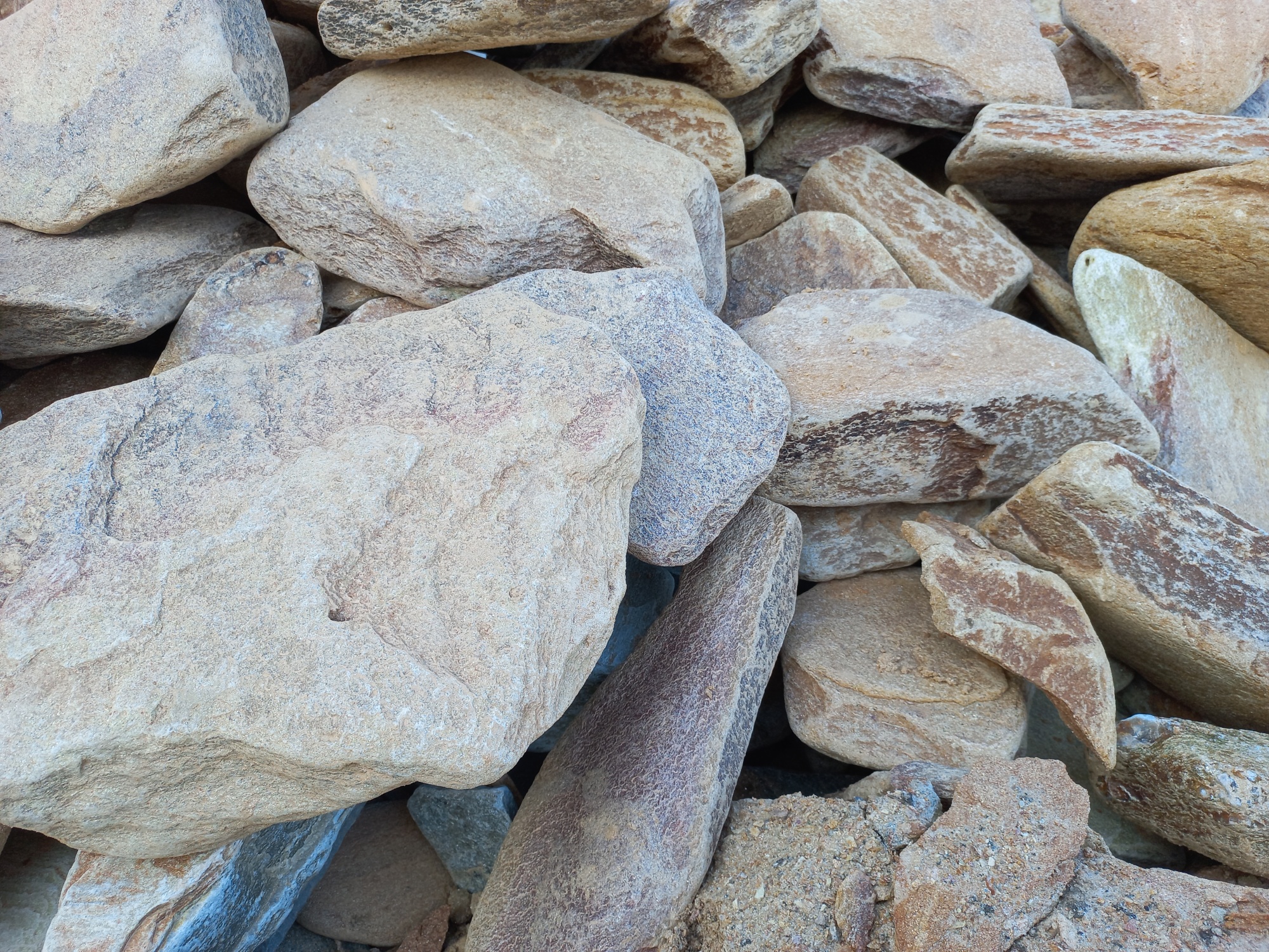 Златолит жёлтый, жёлто-зелёный глыбки и валуны для ланшафтного дизайна купить в Владикавказе