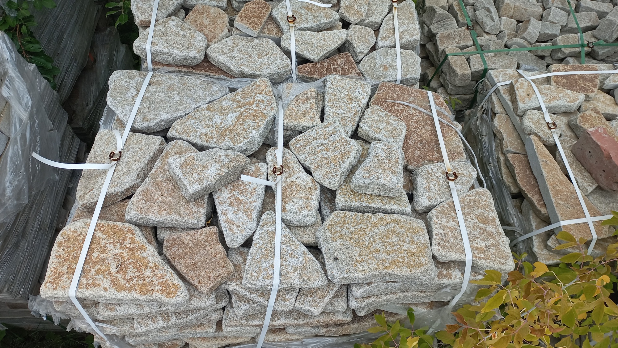 Плитняк галтованный гранитный для ландшафтного дизайна купить в Владикавказе