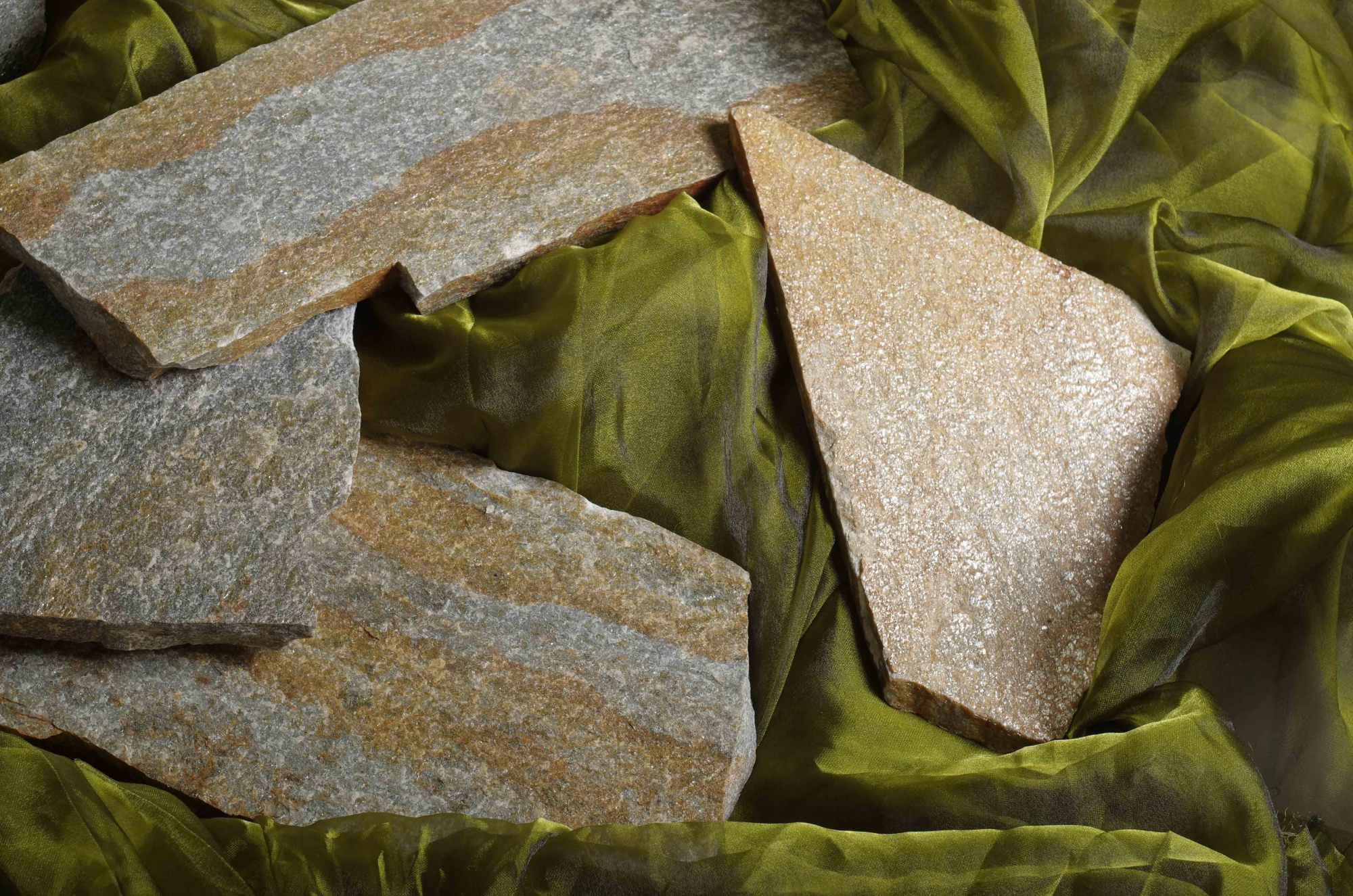 Плитняк златолит Уральский для цоколя, отмостки купить в Владикавказе