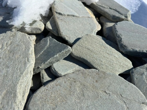 Плитняк златолит зелёный галтованный для цоколя купить в Владикавказе