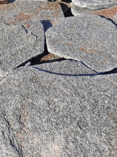 Златолит серебристый галтованный для лестниц купить в Владикавказе