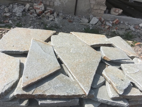 Златолит серебристый галтованный для лестниц купить в Владикавказе