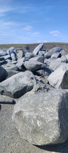 ландшафтные валуны серые